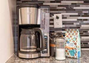 Kohvi ja tee valmistamise võimalus majutusasutuses 10 Mins to Old Town, Tempe Beach Park - BBQ & Yard