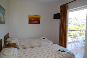 Postel nebo postele na pokoji v ubytování Maria's Filoxenia Suites