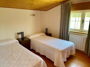 Giường trong phòng chung tại Apartamentos Pico Almanzor