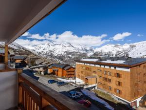 widok z balkonu hotelu z pokrytymi śniegiem górami w obiekcie Studio spacieux avec balcon près des pistes et commerces, parking optionnel, animaux acceptés - FR-1-502-424 w mieście Tignes