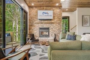 Posezení v ubytování Serenity Peak Lodge by Carolina Mornings