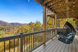アッシュビルにあるHillside Hideaway by Carolina Morningsの山の景色を望むポーチのハンモック