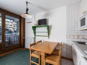 kuchnia z drewnianym stołem i zieloną półką w obiekcie Studio en station · Proche des pistes et animations · Balcon · Val Claret, Tignes - FR-1-502-446 w mieście Tignes +1 zdjęcie