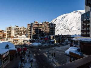 miasto z budynkami i pokrytą śniegiem górą w obiekcie Studio en station · Proche des pistes et animations · Balcon · Val Claret, Tignes - FR-1-502-446 w mieście Tignes