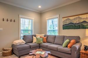 Ruang duduk di Pineview Bungalow by Carolina Mornings