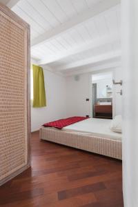 - une chambre avec un lit dans l'établissement Villa ao Mar, à Santa Maria
