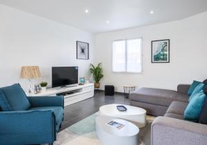 TV a/nebo společenská místnost v ubytování Villa Hélène