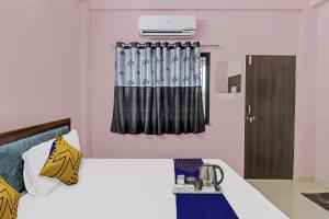 KhāpriにあるHotel O Utkarsh Innのベッドルーム1室(ベッド1台付)、