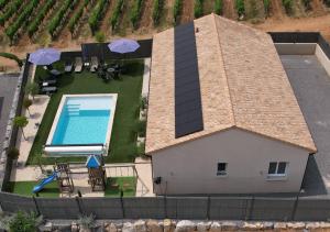 ジョワイユーズにあるEn Ardèche Villa de vacances l'Olympe climatisée avec sa piscine privée et chaufféeのプール付きの家の航空写真