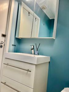 a bathroom with a white sink and a mirror at Villa med panoramautsikt, stor uteplass og 100 m fra badestrand in Bergen +61 photos