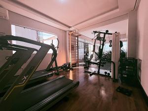 ein Fitnessstudio mit zwei Laufbändern und einem Laufband in der Unterkunft Alkimia Hotel in Campo Grande + 13 Fotos