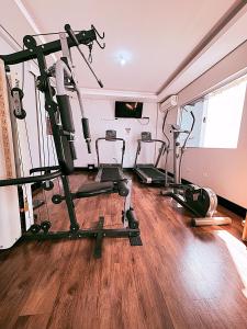 ein Fitnessstudio mit zwei Laufbändern in einem Raum in der Unterkunft Alkimia Hotel in Campo Grande