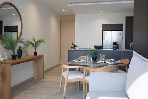a dining room and kitchen with a table and chairs at Sao Paulo Vertical in Guadalajara