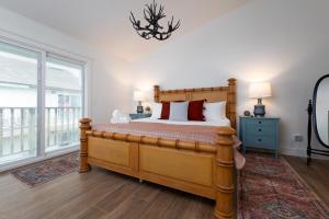Кровать или кровати в номере Be A Nomad 3bed home 1 block from amazing beach