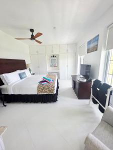 Letto o letti in una camera di Large Beautiful Villa with Ocean Views and private pool - 3 Bedroom Listing