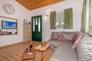 Istumisnurk majutusasutuses Villa Vrt, a private and fully fenced forest retreat