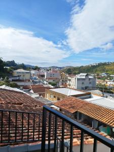 ポソス・デ・カルダスにあるLoft apartamento espaço inteiroのバルコニーからの街の景色