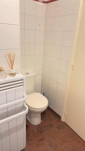 bagno con servizi igienici bianchi in camera di Appartement 4 personnes Drancy a Drancy Altre 5 foto