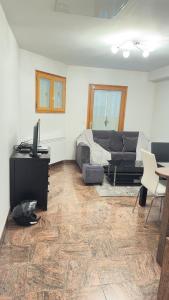 un soggiorno con un divano e un tavolo di Appartement 4 personnes Drancy a Drancy