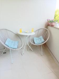two chairs and a table in a room with a table at Apartman Anny in Široki Brijeg