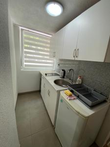 Kuchyňa alebo kuchynka v ubytovaní Skenderi Apartment Studio