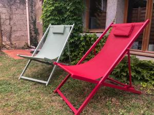 ArdentesにあるCharmante maison avec garageの家の前に座る赤い椅子