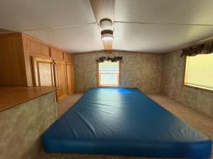 En eller flere senge i et værelse på Classic Camper on Black Lake