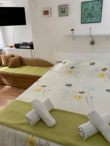 Posteľ alebo postele v izbe v ubytovaní Skenderi Apartment Studio