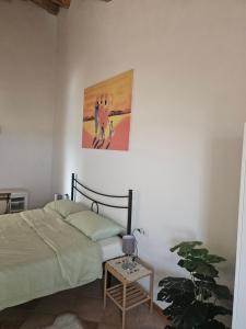 una camera da letto con un letto e un quadro sul muro di podere dell'ovo a Gabbro Altre 6 foto
