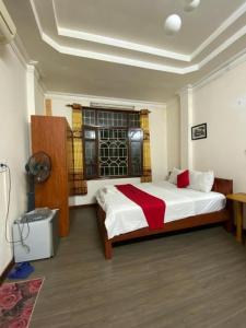 Un pat sau paturi într-o cameră la Căn hộ Sunshine Garden