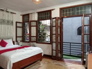 Un pat sau paturi într-o cameră la Căn hộ Sunshine Garden