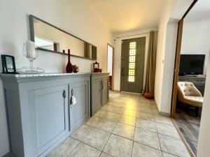 Zimmer mit einem Spiegel, einem Schrank und einer Tür in der Unterkunft Villa 7 chambres, piscine et jardins privés, pas de voisins in Le Thor