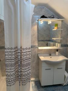 Kúpeľňa v ubytovaní Skenderi Apartment Studio