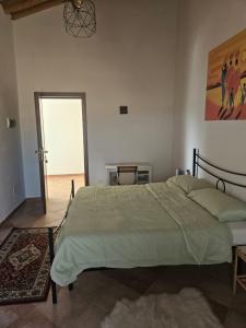 una camera da letto con un letto grande in una stanza di podere dell'ovo a Gabbro