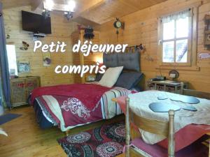 Au Cabanon Chez Nath - chbre d'hôtes的电视和/或娱乐中心