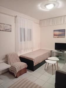 TV a/nebo společenská místnost v ubytování Cozy flat in Nea Makri