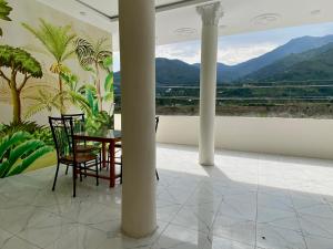 Pemandangan gunung umum atau pemandangan gunung yang diambil dari hotel