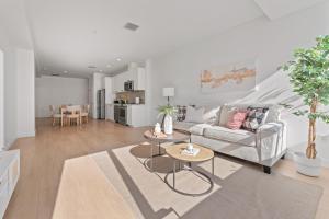 una sala de estar con un sofá y una mesa en Modern Retreat in Koreatown - Perfect for Your LA Stay!, en Los Ángeles