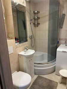 Ένα μπάνιο στο Warsaw Central Muse - 3 Rooms Apart at Grzybowska 5