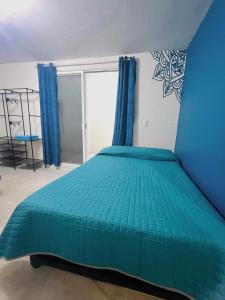 Una cama o camas en una habitación de Habitación #2 en Casa Azul 5 fotos más