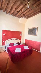 um quarto com uma cama grande e uma cabeceira vermelha em Casa Lin Venice Zimmer em Veneza