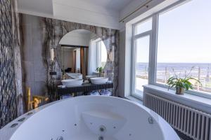 Koupelna v ubytování Baltic Beach Hotel & SPA