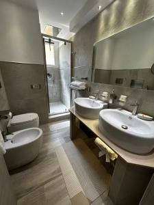 ローマにあるB&B GarbaCity-Innのバスルーム(洗面台2台、トイレ、鏡付) +41枚の写真