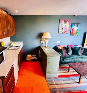 een keuken met een bank en een tafel met een lamp bij The View at Rosebank in Torpoint