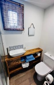 een badkamer met een wit toilet en een wastafel bij The View at Rosebank in Torpoint