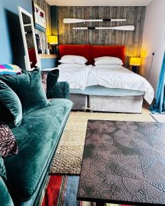 een slaapkamer met een groot bed en een bank bij The View at Rosebank in Torpoint
