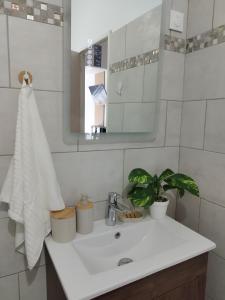 un bagno bianco con lavandino e specchio di Nature bay a Pointe-à-Pitre Altre 31 foto