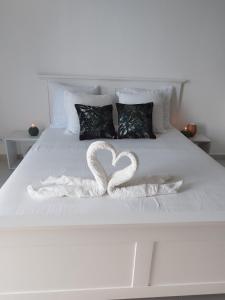 due cigni formano un cuore su un letto di Nature bay a Pointe-à-Pitre