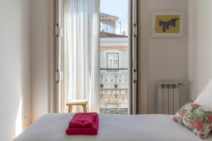 リスボンにあるLV Premier Apartments Baixa- PRのベッドと大きな窓のある寝室