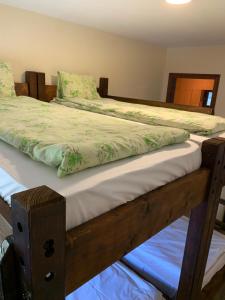 Postel nebo postele na pokoji v ubytování Garden Inn
